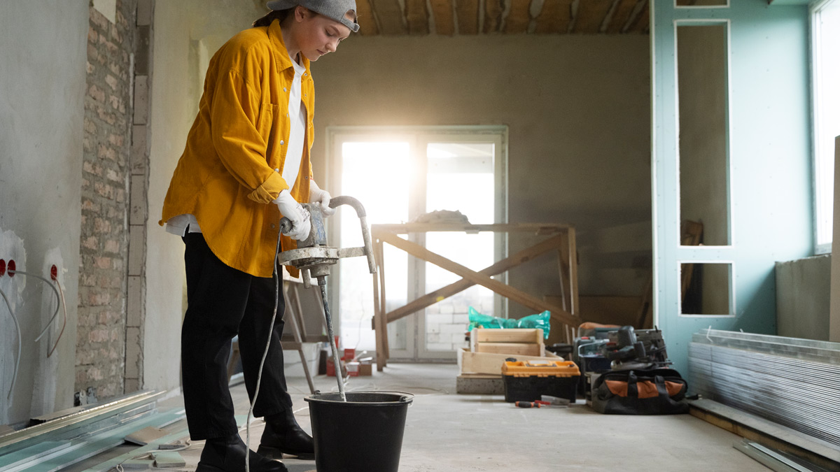 Tiler working on the renovation of an apartment