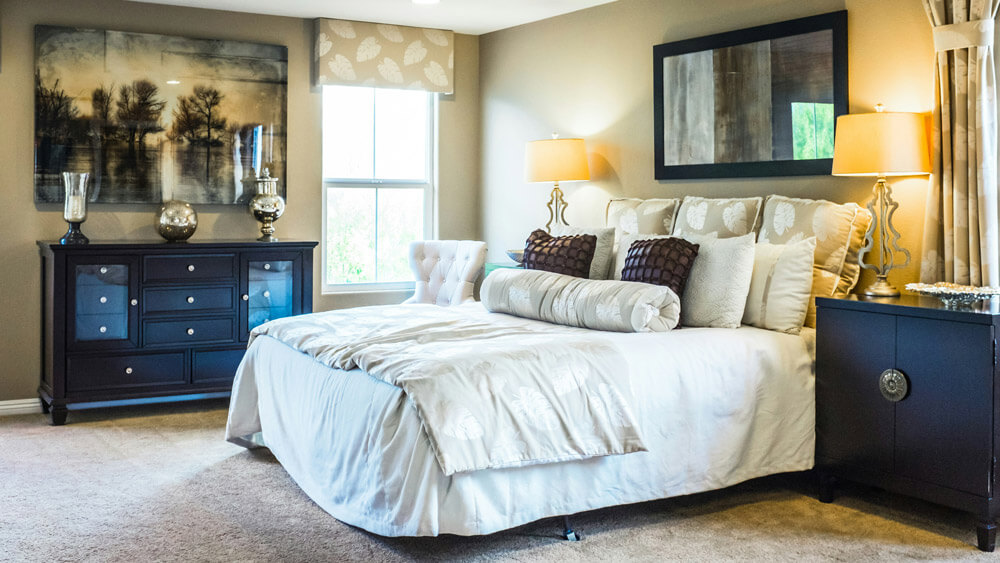 Bedroom with king size bed and simple carpet